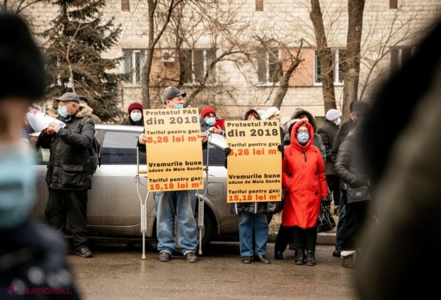 FOTO // Maia Sandu și Igor Grosu, HUIDUIȚI în fața „Moldovagaz”, la o acțiune de protest organizată de Partidul „ȘOR”. Nu au scăpat nici șefii de la „Moldovagaz”, care „se scaldă în salarii grase”