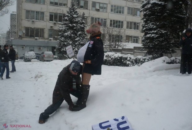FOTO // Mătăsaru a ajuns la Procuratura Generală. VEZI ce DARURI le-a adus în acest an procurorilor