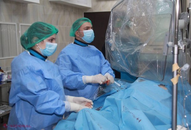 FOTO // Operație în PREMIERĂ efectuată de medicii moldoveni: Au extras un GLONTE din ochiul unei paciente cu ajutorul unui angiograf