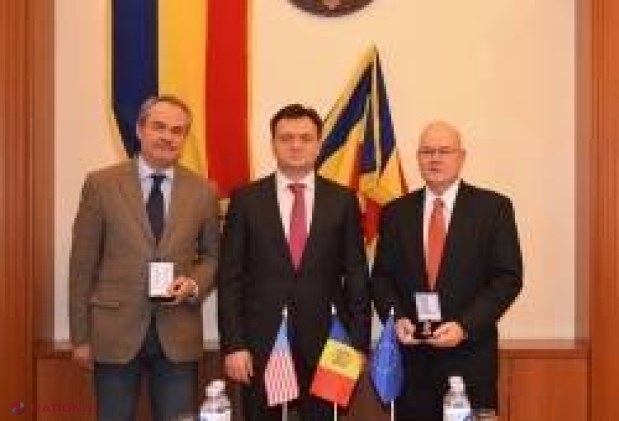 FOTO // Doi oficiali străini, decorați la Chișinău