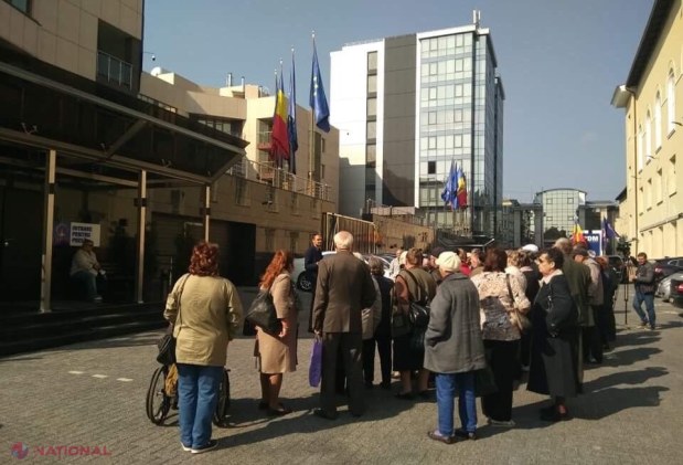 Un grup de pensionari au venit să-i ceară lui Plahotniuc să „oprească genocidul moldovenilor” și să găsească soluții pentru MAJORAREA pensiilor