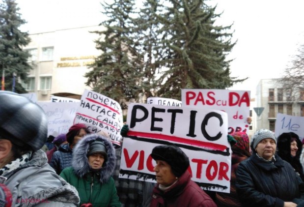 FOTO // Andrei Năstase și Maia Sandu, huiduiți la Orhei. Sute de protestatari i-au acuzat pe cei doi politicieni că ar „sprijini un violator”