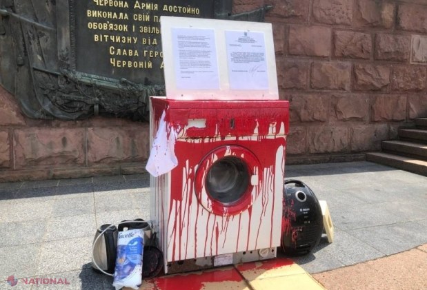 FOTO // Protest inspirat la Cernăuți față de războiul din Ucraina. „Lucrarea de artă” amplasată în fața monumentului soldatului sovietic