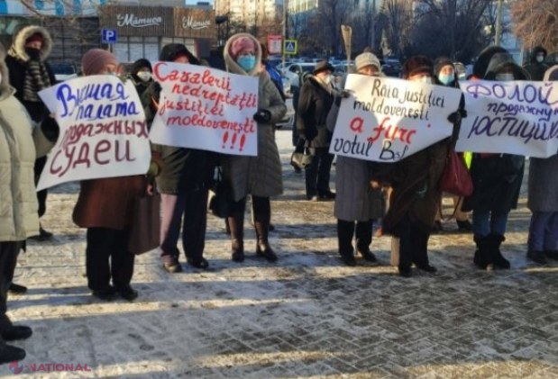 FOTO // Proteste contra „justiției vândute”! Partidul „ȘOR” cere DEMISIA magistraților care au scos-o pe Marina Tauber din alegeri
