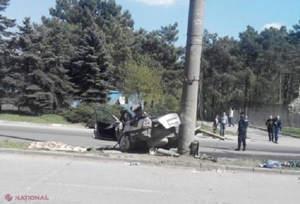 ACCIDENT de GROAZĂ în capitală: Un tânăr a fost aruncat peste geamul mașinii, iar altul a DECEDAT 