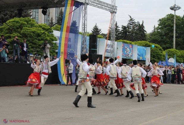FOTO // Ziua Europei, marcată cu FANFARE și DANSURI în centrul Chișinăului!
