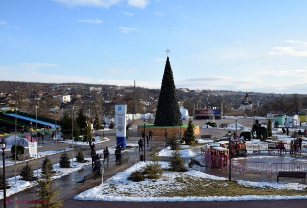 FOTO // Spirite încinse la Orhei, unde zece de polițiști au împânzit „OrheiLand”. Guvernarea este acuzată că a „luat sub asediu” parcul de distracții: „Aceasta este o bătaie de joc, Poliția a alungat copiii din parc”