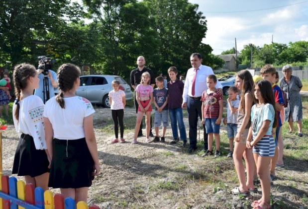 FOTO // Mai multe terenuri de joacă, mai mulți copii fericiți. Încă patru spații MODERNE de joacă au fost construite în raionul Orhei