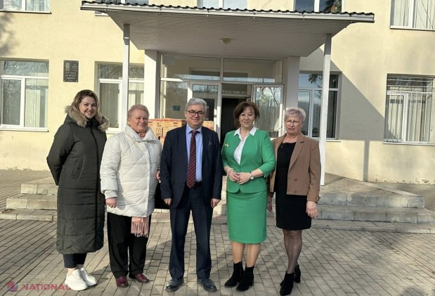GALERIE FOTO // Elevii Liceului Teoretic „Orizont”, filiala Buiucani, în rol de Moș Nicolae pentru copiii din Vorniceni, raionul Strășeni. Camionul cu DARURI a ajuns la destinație