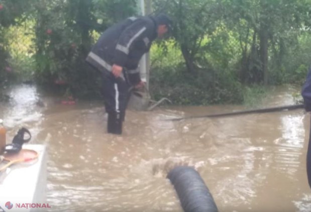 STRICĂCIUNI în urma ploilor: Poduri stricate și gospodării inundate