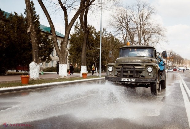 FOTO // La Orhei este în toi curățenia de primăvară. Străzile sunt spălate cu ȘAMPON special