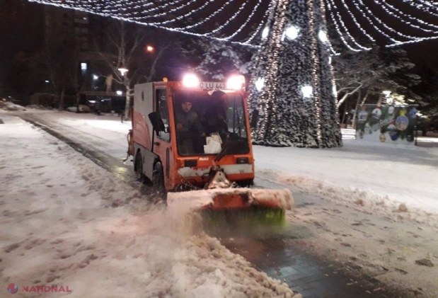 FOTO // Primăria Chișinău a reușit să curețe, noaptea trecută, doar drumurile principale. Astăzi se va interveni pe arterele secundare și pe traseele din suburbii unde circulă transportul public