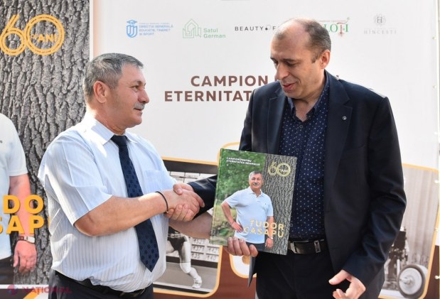 FOTO // Cel mai mare sportiv din istoria R. Moldova, Tudor Casapu, la 60 de ani. Mingireanul, SINGURUL campion olimpic moldovean la o probă individuală, a primit în dar ALBUMUL „Campion pentru eternitatea neamului”