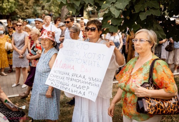 Un nou PROTEST organizat în susținerea Marinei Tauber. Adunați în fața Curții de Apel Chișinău, membrii și simpatizanții Partidului „ȘOR” cer eliberarea deputatei din arest