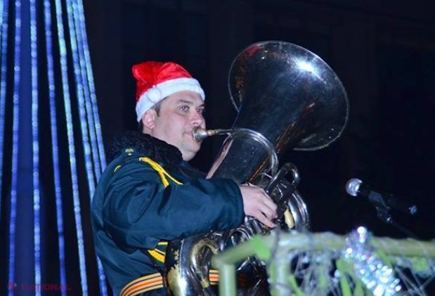FOTO Moş Crăciun MILITAR, în centrul Chişinăului