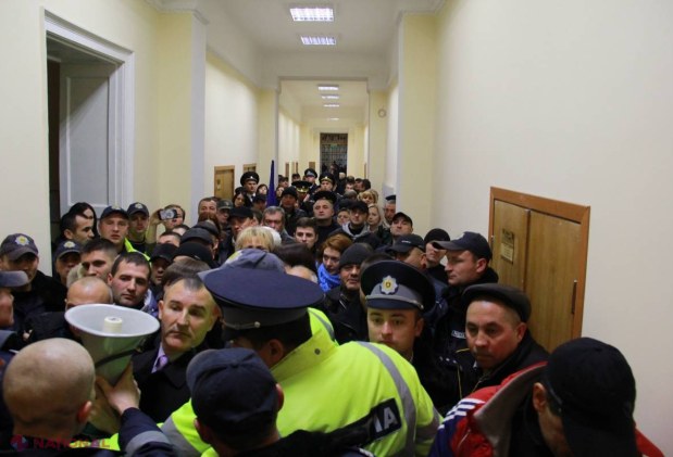 FOTO // SCANDAL la Primărie. Chirtoacă, BLOCAT de protestatari: „Ieși afară, PARAZITULE”