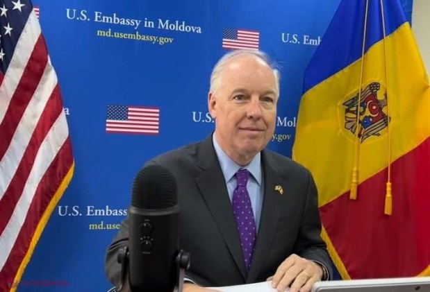 FOTO // Noul AMBASADOR al SUA a sosit în R. Moldova. Kent D. Logsdon, întâmpinat cu pâine, sare şi cu un pahar de vin moldovenesc 