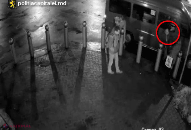 Poliția caută acest individ care a atacat o doamna în sectorul Botanica. Îl recunoști?