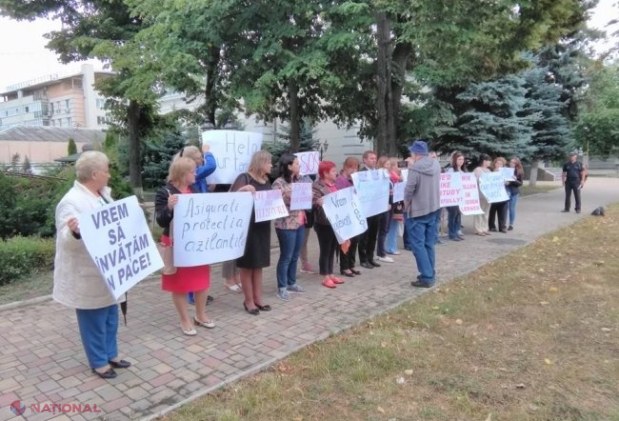 FOTO // Profesori, părinți, dar și elevi cer SPRIJINUL Statelor Unite ale Americii și Germaniei pentru ca rețeaua de licee „Orizont” să fie lăsată în pace, iar persoanele deportate în Turcia să fie eliberate