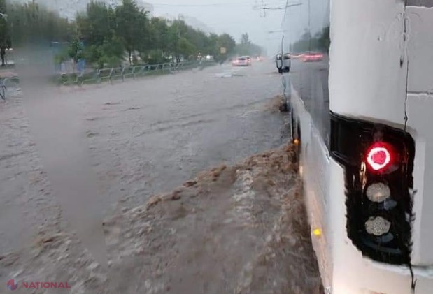 GALERIE FOTO // PLOAIE în Chișinău: Copaci scoşi din rădăcini și căzuți inclusiv pe mașini, străzi spălate de ape, acoperișuri luate de vânt sau cabluri doborâte la pământ