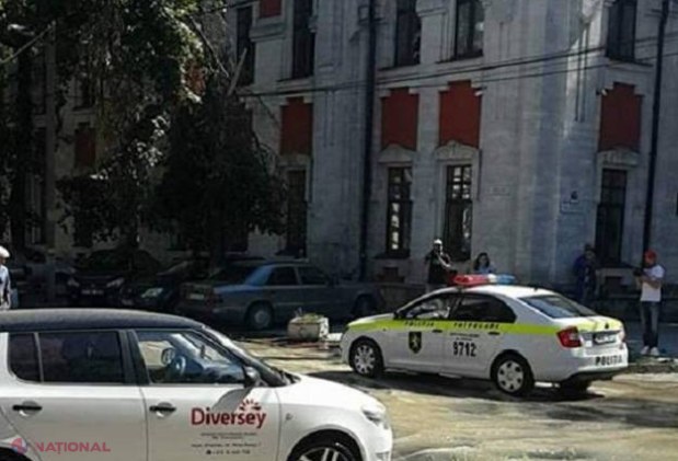 FOTO // „POTOP” în centrul capitalei: O țeavă a spart asfaltul, iar apa a ajuns până la Primăria Chișinău