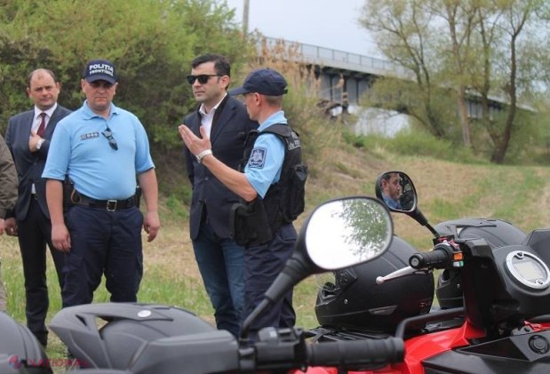 FOTO // Premierul Chiril Gaburici, în rol de polițist de frontieră, la un an de la abolirea vizelor în ţările UE