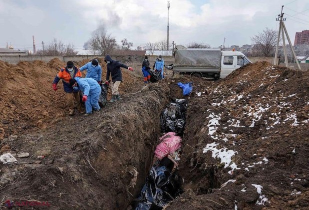 FOTO // Circa 1 300 de civili au fost UCIȘI de armata lui Putin în Mariupol. Imagini TULBURĂTOARE cu victimele adunate de pe străzi sau de sub dărâmături. Acestea sunt plasate în gropi comune: „Nu putem calcula câți morți avem...”