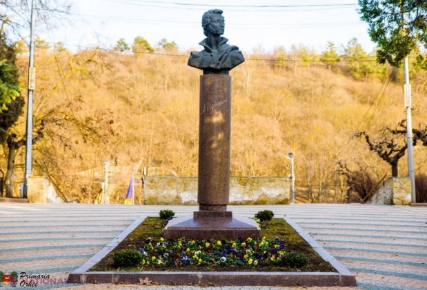 FOTO // Municipiul Orheiul a „ÎNFLORIT”. Mii de flori plantate au colorat orașul