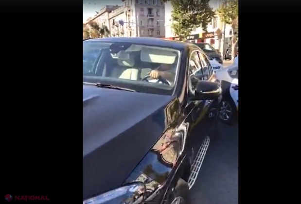 VIDEO // Un fost PREMIER al R. Moldova, implicat într-un accident în centrul capitalei. Acesta se afla la volanul unul SUV de peste 100 de mii de euro