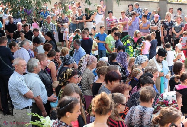 REPORTAJ FOTO // Imagini CUTREMURĂTOARE de la înmormântarea tinerilor din Floreni