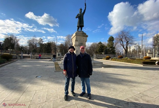 FOTO // Ambasadorul SUA a făcut TURUL Chișinăului, însoțit de soție și câinele familiei. Diplomatul așteaptă RECOMANDĂRILE moldovenilor privind locurile care merită văzute în R. Moldova