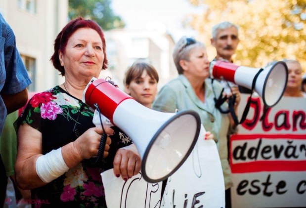 FOTO // Mai mulți susținători ai lui Ilan Șor s-au adunat din nou în fața Curții de Apel Cahul, pentru a cere „dreptate și justiție corectă”