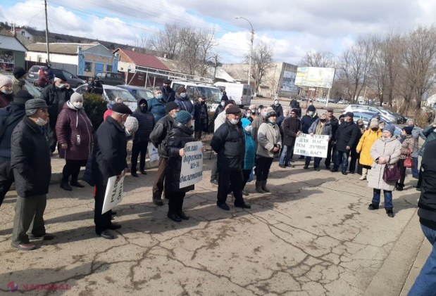 FOTO // Protest cu SACI de facturi în 22 de localități din R. Moldova. Reprezentanții Partidului „ȘOR” au lăsat facturile la sediile PAS