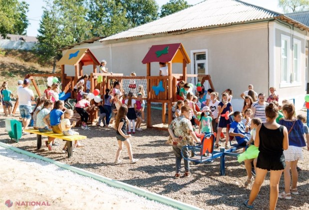 FOTO // Echipa Partidului „ȘOR” a construit terenuri de joacă pentru copii în alte două sate, în raionul Telenești