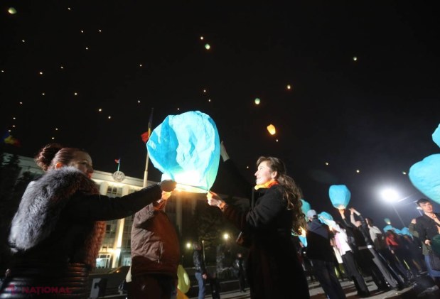 REPORTAJ FOTO // Lumânări, lampioane și nervii lui Ghimpu