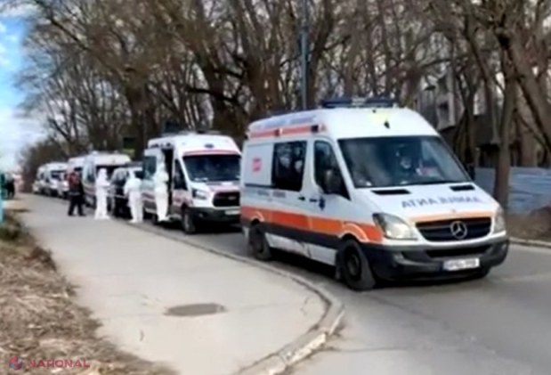 VIDEO // Zeci de AMBULANȚE fac coadă la Centrul COVID de la „Moldexpo”: „Unii s-au lăudat că ne-au adus vaccin, dar au UITAT de vaccinare... Alții, deși conduc GUVERNUL, dau vina pe ceilalți și se gândesc: cu cât mai rău, cu atât mai bine”