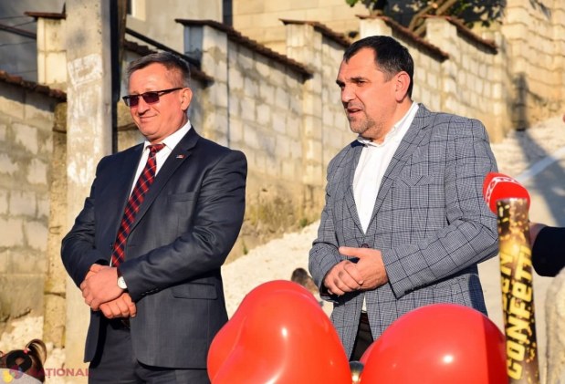FOTO // Echipa Partidului „ȘOR” continuă să construiască drumuri din beton la Orhei: „Până acum nici ambulanțele nu puteau ajunge...”