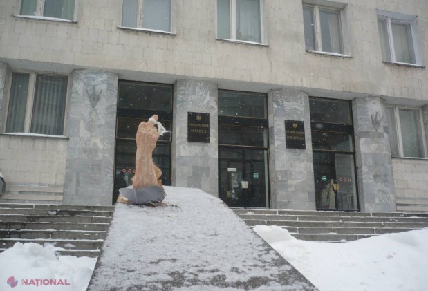 FOTO // Mătăsaru a ajuns la Procuratura Generală. VEZI ce DARURI le-a adus în acest an procurorilor
