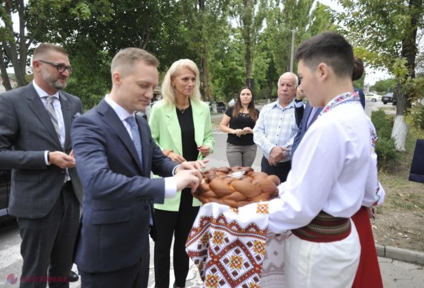 FOTO // Președinta SENATULUI României, în vizită la Gimnaziul „Alexandrina Rusu” din Dănceni, raionul Ialoveni. Elevii au primit de la Alina Gorghiu și Adrian Dupu „Cutia Școlarului” cu toate cele necesare începerii anului școlar