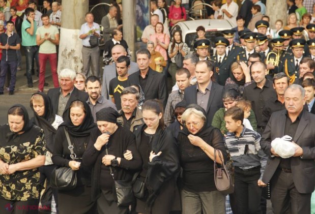 REPORTAJ FOTO // Mii de oameni și-au luat RĂMAS-BUN de la actorul Mihai Volontir, condus astăzi pe ultimul drum