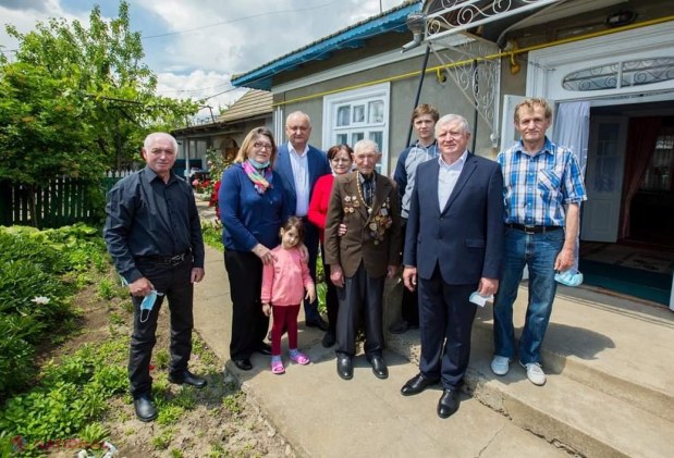 Igor Dodon, îndemn pentru cei care vor merge azi şi mâine la cimitir: „Să mențină distanțarea socială, să poarte mănuși și măști, să evite aglomerarea și, mai ales, să nu supună riscurilor inutile copiii și bătrânii
