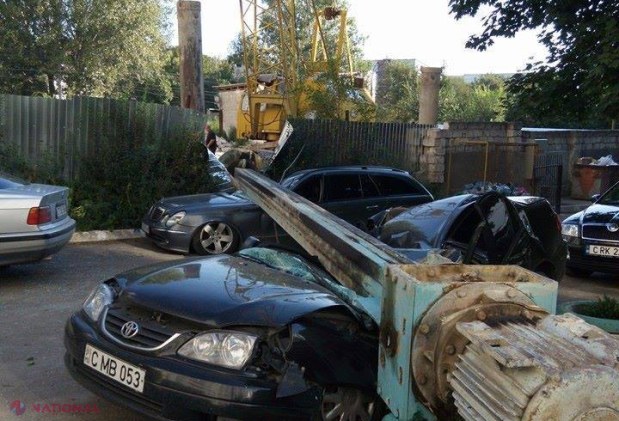 FOTO // La un pas de o TRAGEDIE. Două mașini au fost făcute ZOB în Chișinău
