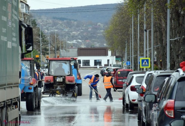 FOTO // Străzi spălate cu ȘAMPON special la Orhei. Autoritățile locale au demarat CURĂȚENIA de primăvară, inclusiv aplicarea marcajului rutier