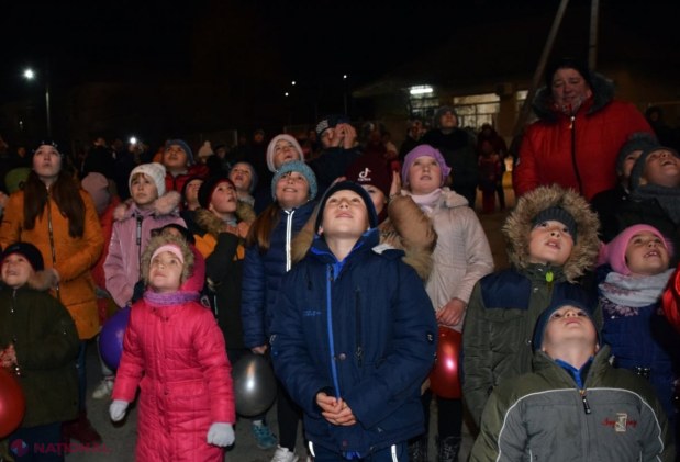 FOTO // Echipa lui Ilan Șor de la Orhei INAUGUREAZĂ pomi de Crăciun în toate cele 74 de localități din raion