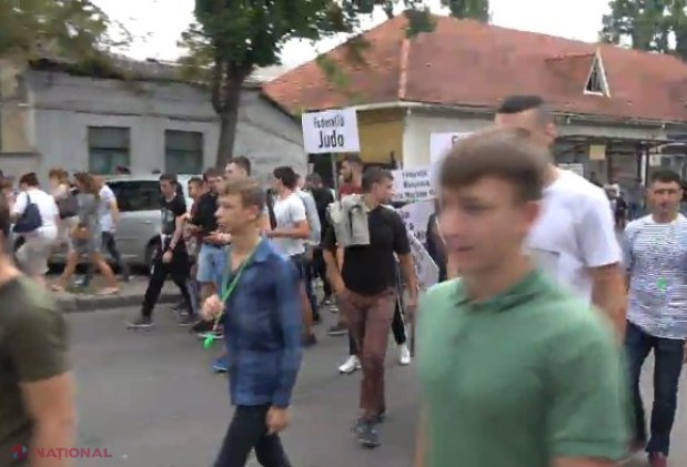 VIDEO // Reprezentanții federațiilor sportive au protestat la sediul PAS: „Maia Sandu, sportul este o prioritate!”