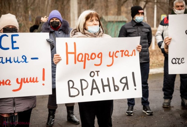 FOTO // Flash-mob la vila PREZIDENȚIALĂ de la Condrița. Partidul „ȘOR”: „Am venit să-i dăm Maiei Sandu macaroanele pe care ni le pune în fiecare zi pe urechi”