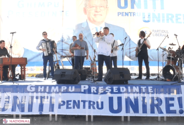 VIDEO // Mihai Ghimpu se lansează de la Iași în campania prezidențială din R. Moldova. Liberalii s-au îmbrăcat în haine naționale