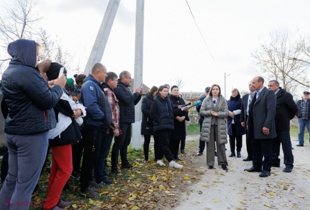 FOTO // Maia Sandu, alături de locuitorii din Naslavcea: „Oamenii au fost nevoiți să treacă prin clipe GROAZNICE”. Resturile RACHETEI rusești au provocat stricăciuni de circa 70 000 de lei localnicilor