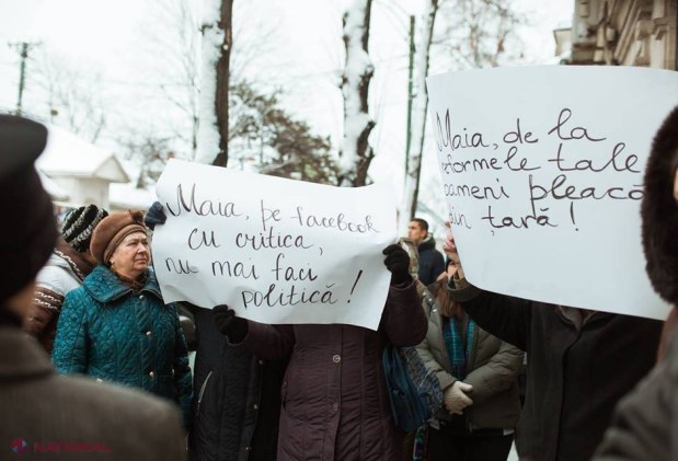 FOTO // Susținătorii Partidului „Șor” au organizat un flash-mob, „Coridorul rușinii”, la sediul PAS: „Maia, noi nu suntem like-uri, noi suntem poporul; Maia, afară din țară”