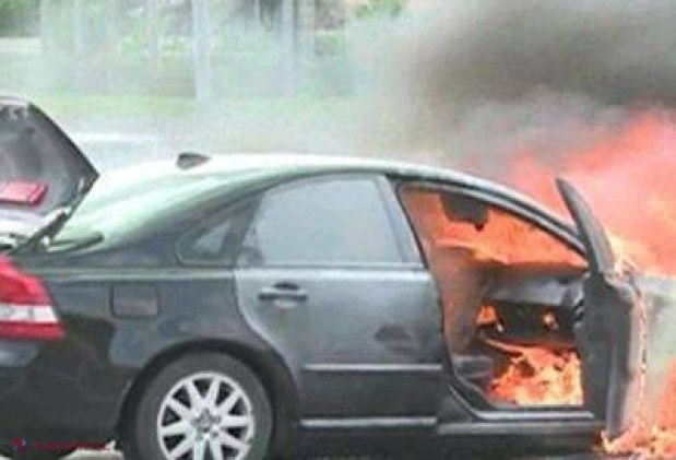 O mașină s-a APRINS din mers în capitală